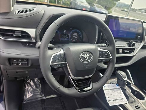 New 2026 Toyota Highlander Platinum AWD/4WD image 26