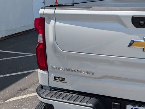 Used 2022 Chevrolet Silverado 1500 High Country w/ High Country Premium Package AWD/4WD image 5