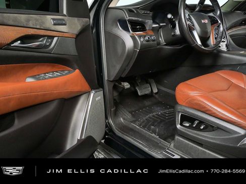 Used 2018 Cadillac Escalade Luxury AWD/4WD image 8