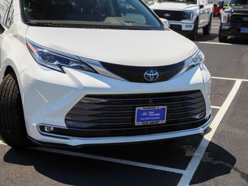 Used 2021 Toyota Sienna Platinum FWD image 5