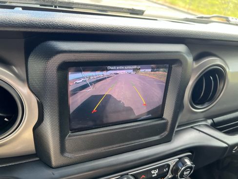 Used 2022 Jeep Wrangler Sport image 18