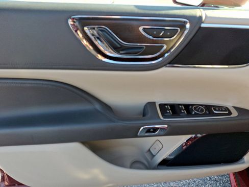 Used 2019 Lincoln Continental Premiere image 12