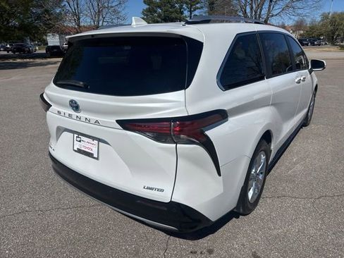 Used 2025 Toyota Sienna Limited image 5