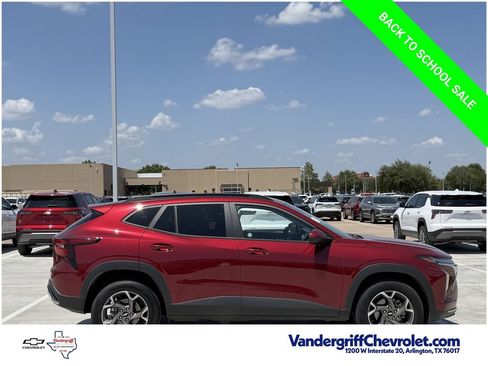 Used 2025 Chevrolet Trax LT w/ LT Convenience Package FWD image 3