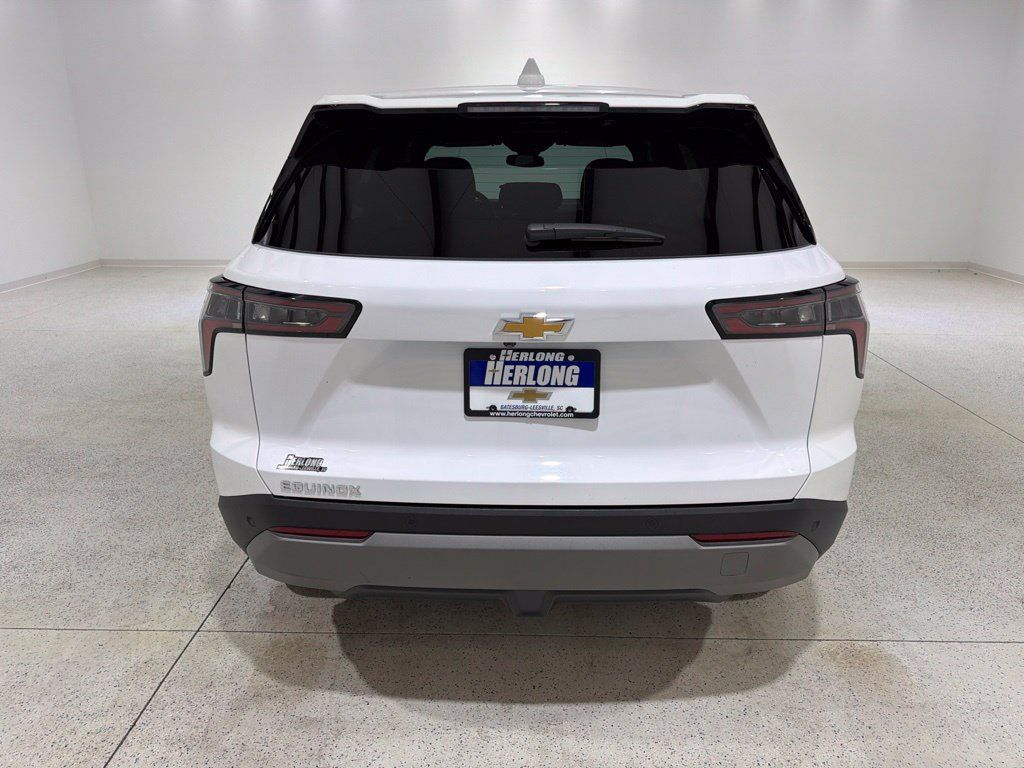 Used 2026 Chevrolet Equinox LT FWD image 4