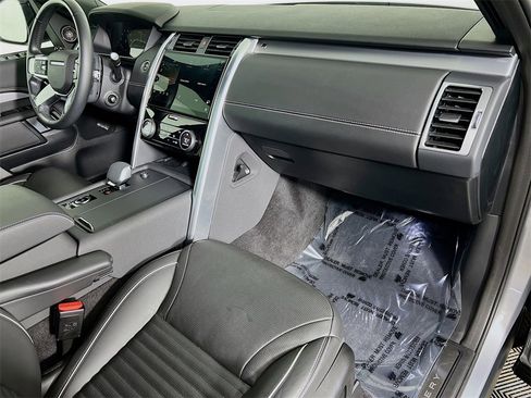 Certified 2024 Land Rover Discovery Dynamic SE image 31