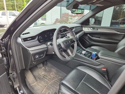 Used 2023 Jeep Grand Cherokee L Overland w/ Luxury Tech Group IV AWD/4WD image 13