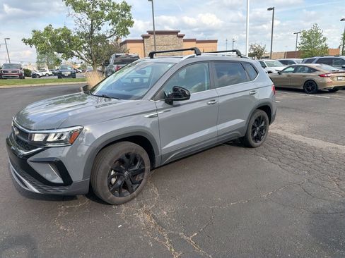 Used 2022 Volkswagen Taos SE w/ Panoramic Sunroof Package image 8