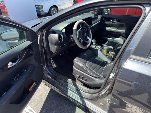 Used 2023 Kia Forte GT-Line w/ GT-Line Premium Package FWD image 8