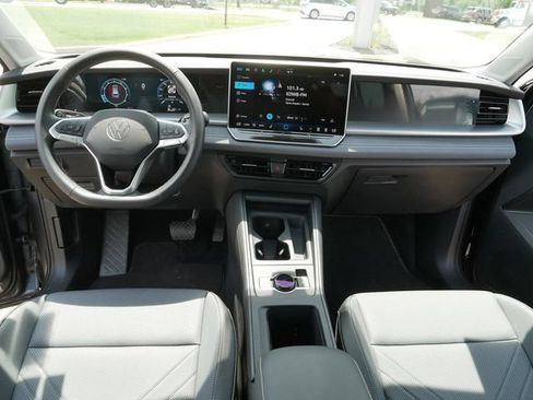 Certified 2025 Volkswagen Tiguan SE AWD/4WD image 22