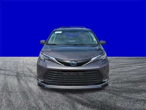 Used 2022 Toyota Sienna XLE image 9