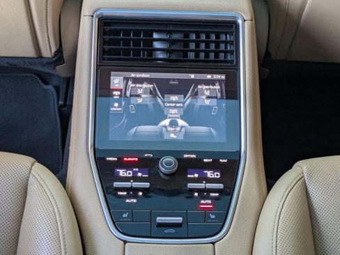 Used 2018 Porsche Panamera image 24