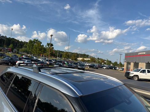 Used 2020 Toyota Highlander Limited FWD image 3