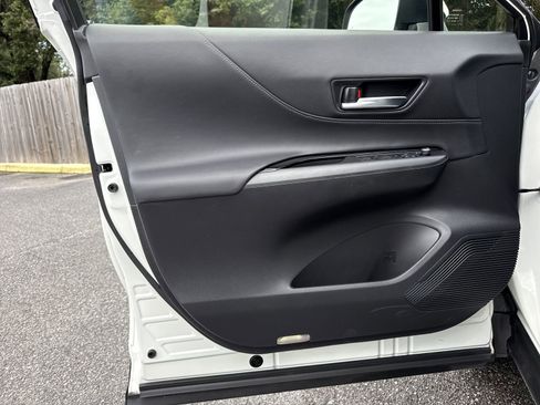 Used 2022 Toyota Venza LE image 14