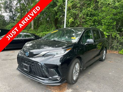 Used 2022 Toyota Sienna XSE w/ XSE Plus Package AWD/4WD image 1