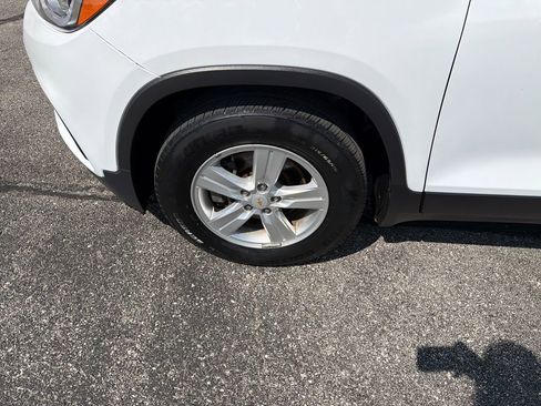 Used 2019 Chevrolet Trax LT w/ LT Convenience Package FWD image 28