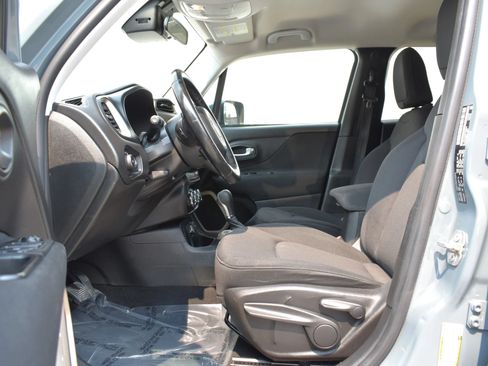Used 2017 Jeep Renegade Latitude FWD image 11