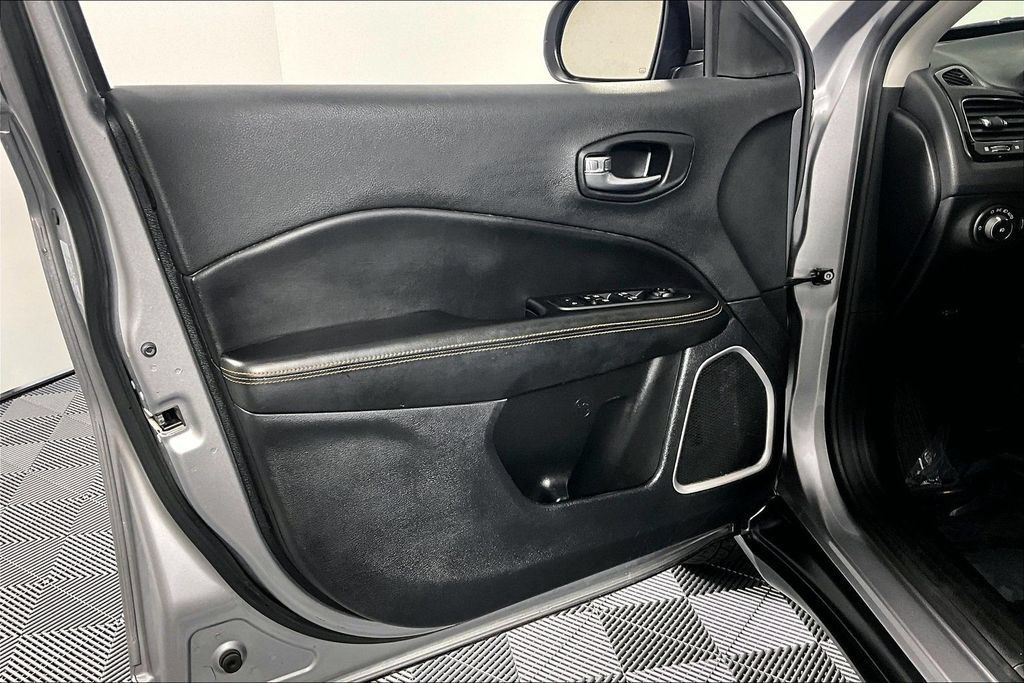 Used 2019 Jeep Compass Limited FWD image 22
