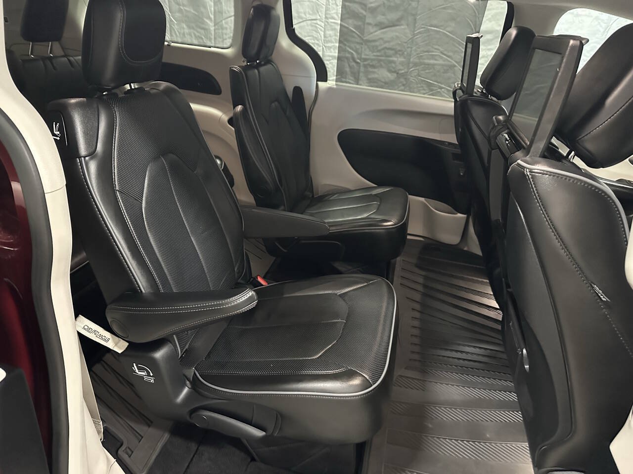 Used 2018 Chrysler Pacifica Limited w/ Tire & Wheel Group FWD image 8