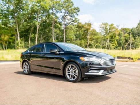 Used 2017 Ford Fusion SE w/ Equipment Group 201A FWD image 3