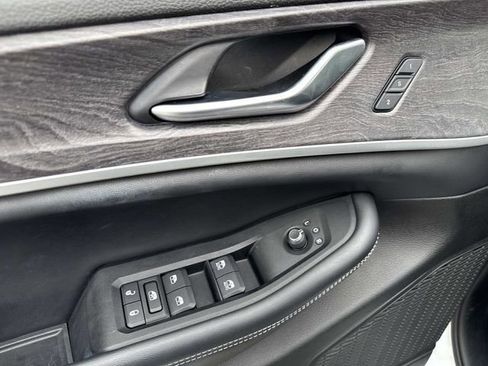 Used 2023 Jeep Grand Cherokee Limited w/ Black Appearance Package image 18