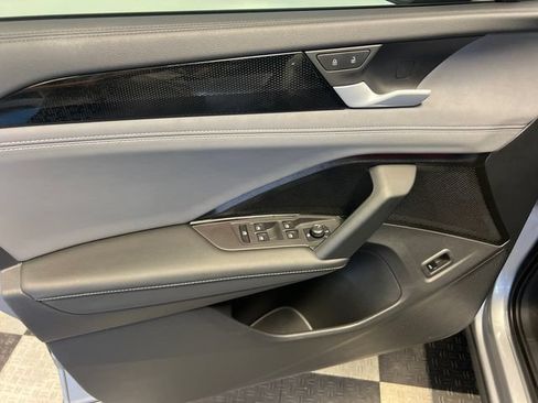 Certified 2025 Volkswagen Tiguan SE FWD image 9