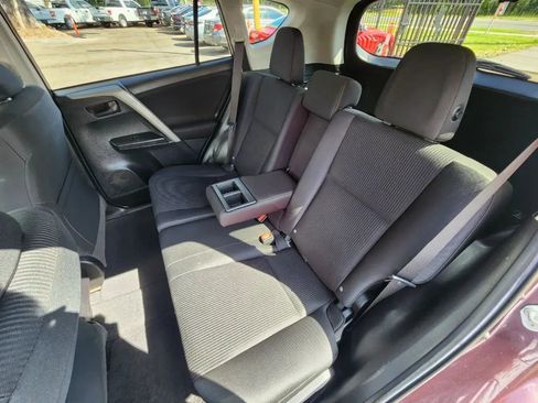 Used 2018 Toyota RAV4 LE FWD image 17