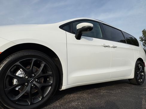 Used 2023 Chrysler Pacifica Touring-L w/ S Appearance Package FWD image 7