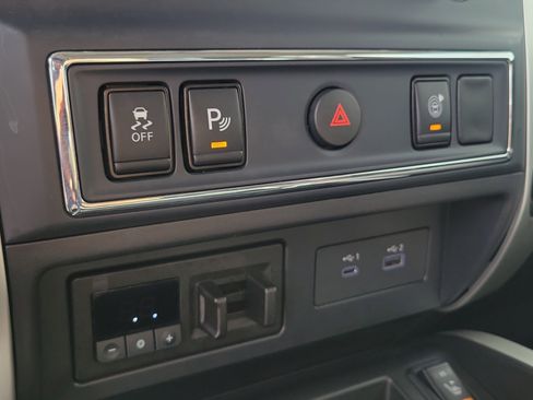 Used 2024 Nissan Titan SV w/ SV Convenience Package image 9