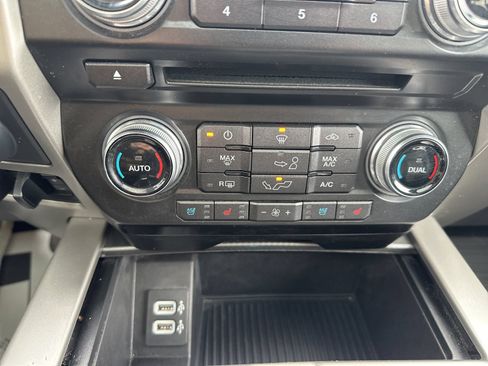 Used 2017 Ford F150 Lariat w/ Equipment Group 502A Luxury AWD/4WD image 19