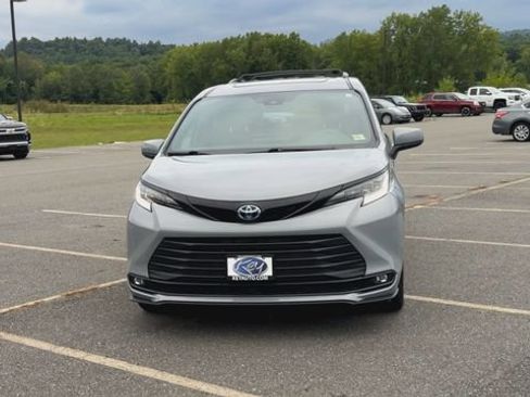 Used 2025 Toyota Sienna XLE Woodland Edition AWD/4WD image 3
