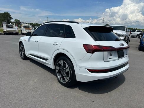 Used 2022 Audi e-tron Premium w/ Convenience Plus Package image 4