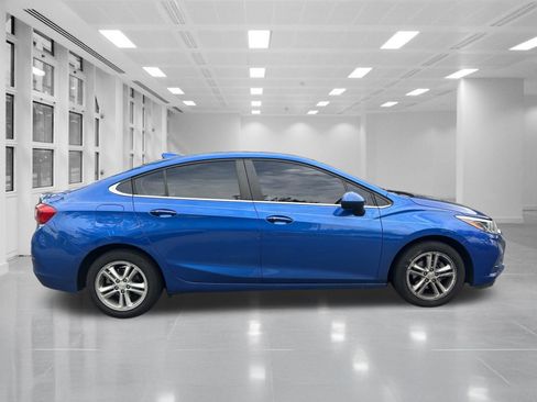 Used 2017 Chevrolet Cruze LT w/ Convenience Package FWD image 4