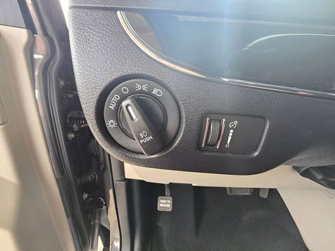 Used 2020 Dodge Grand Caravan SXT image 71