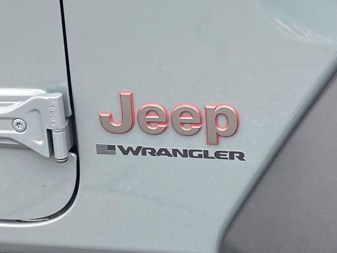 Used 2024 Jeep Wrangler Unlimited Rubicon w/ XTREMEE 35" Tire Package image 11