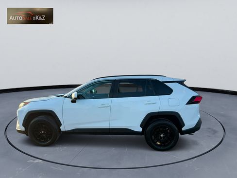 Used 2019 Toyota RAV4 LE FWD image 2