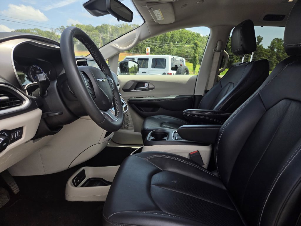 Used 2024 Chrysler Pacifica Touring-L FWD image 11