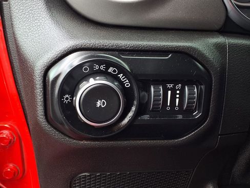 Used 2018 Jeep Wrangler Unlimited Sahara w/ Uconnect 4C Nav & Sound Group AWD/4WD image 10