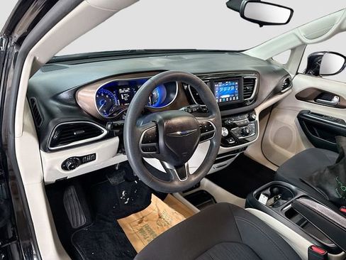 Used 2018 Chrysler Pacifica Touring Plus w/ Tire & Wheel Group image 10