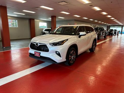 Used 2023 Toyota Highlander XLE AWD/4WD image 7