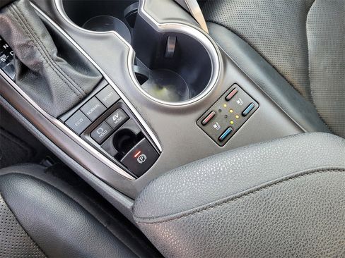 Used 2021 Toyota Camry XLE image 17