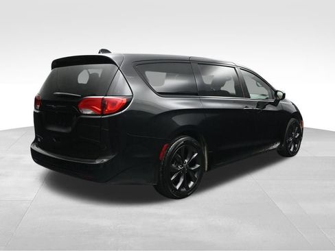 Used 2020 Chrysler Pacifica Touring w/ S Appearance Package FWD image 5
