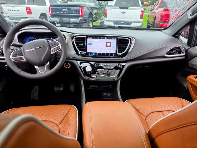 Used 2025 Chrysler Pacifica Pinnacle FWD image 14