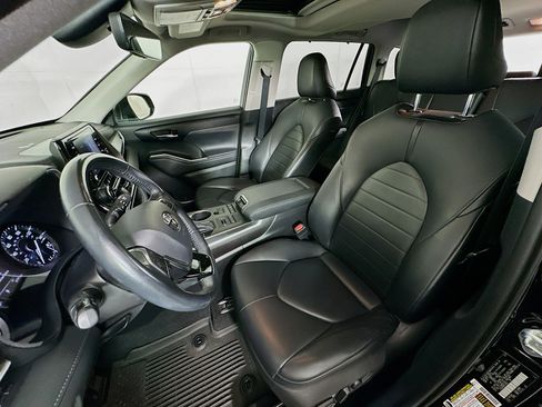 Used 2021 Toyota Highlander XLE AWD/4WD image 13