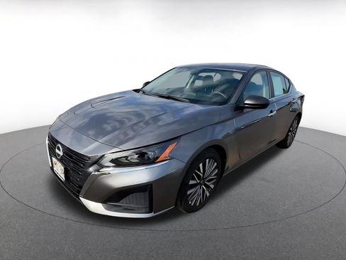 Used 2025 Nissan Altima 2.5 SV FWD image 8