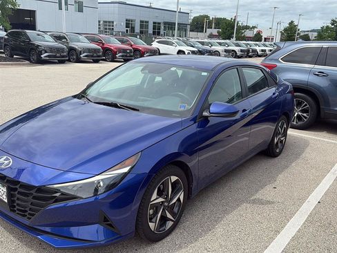 Used 2023 Hyundai Elantra SEL w/ Convenience Package FWD image 2