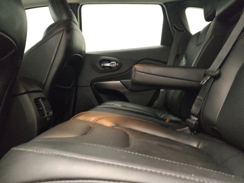 Used 2021 Jeep Cherokee Latitude Lux FWD image 18