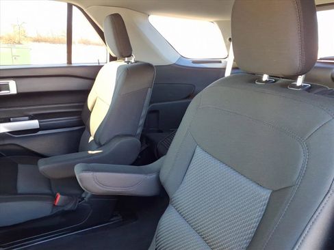 Used 2022 Ford Explorer XLT image 18