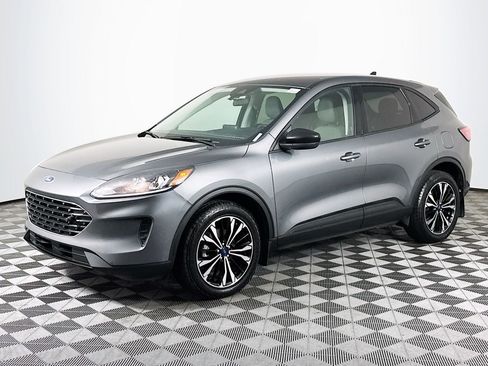 Used 2022 Ford Escape SE w/ SE Sport Appearance Package image 4