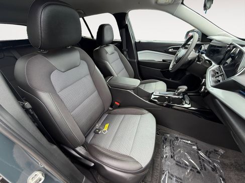 Used 2025 Chevrolet Trax LT FWD image 19